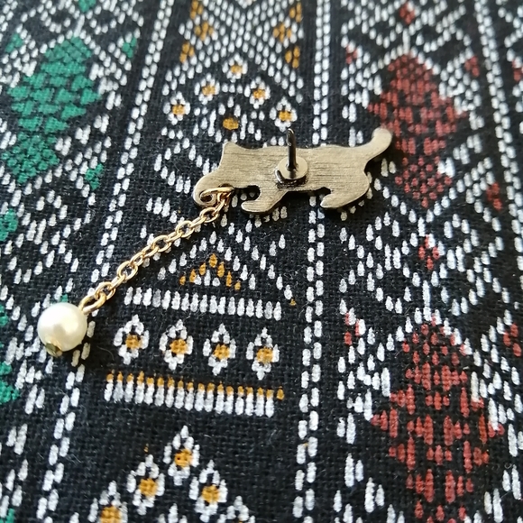 📍2/20$ Cat With Pearl Tassel Enamel Pin NWOT - Picture 6 of 6
